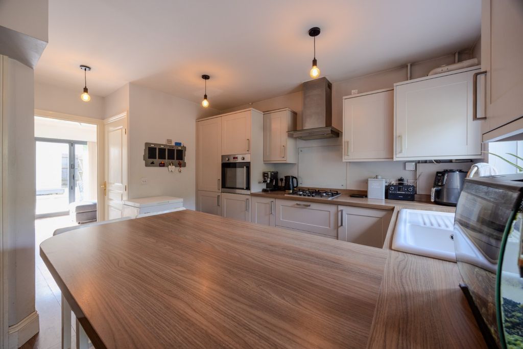 Property photo 2 of 18 5418542