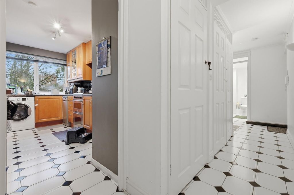 Property photo 3 of 10 Kitchen