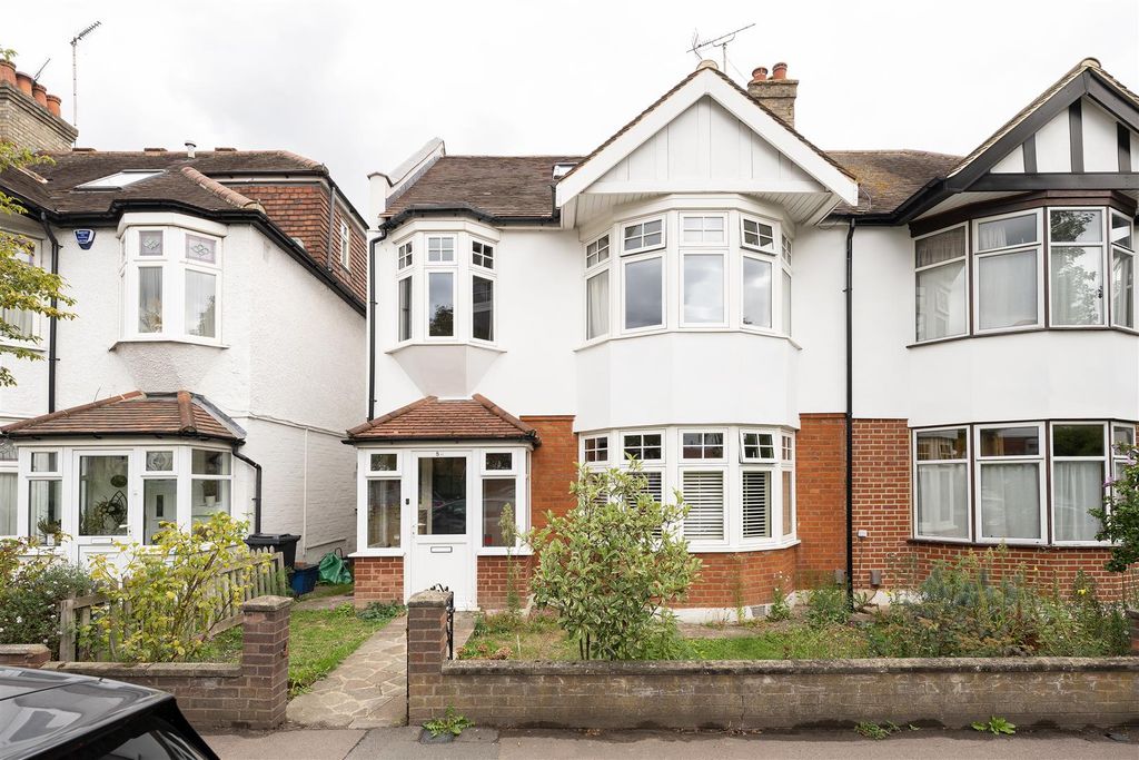 Property photo 1 of 48 Buckingham Road, E11