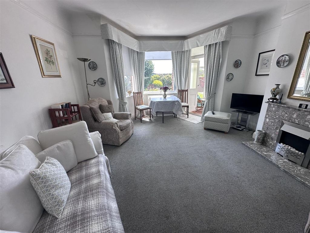 Property photo 2 of 10 Living Room