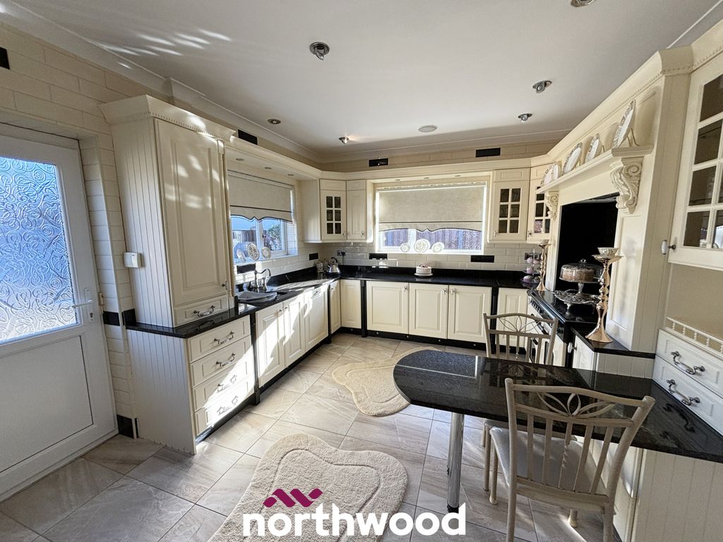 Property photo 3 of 44
