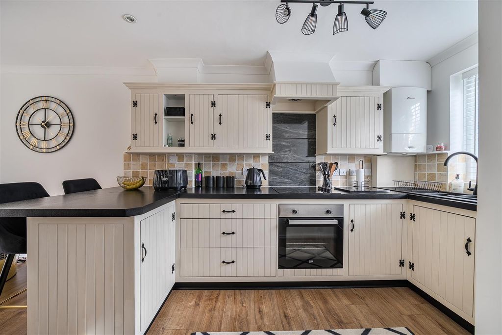 Property photo 3 of 18 1376967-12-6911ee89Ba9Ed.Jpg