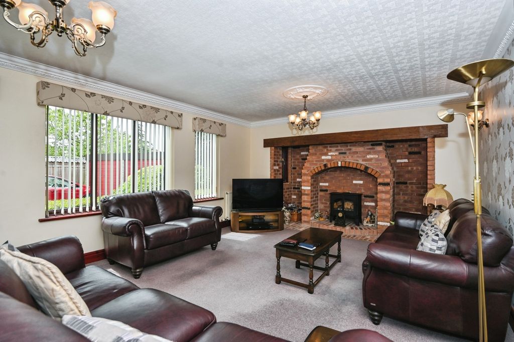 Property photo 3 of 32 Living Room