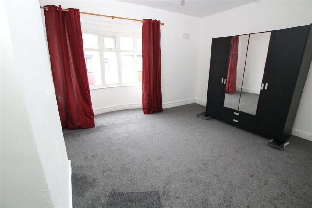 Property photo 3 of 7 Main Bedroom.Jpg