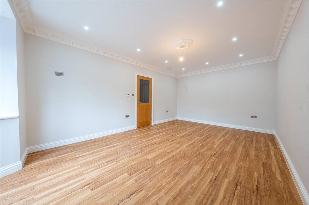 Property photo 3 of 31 Picture No. 02