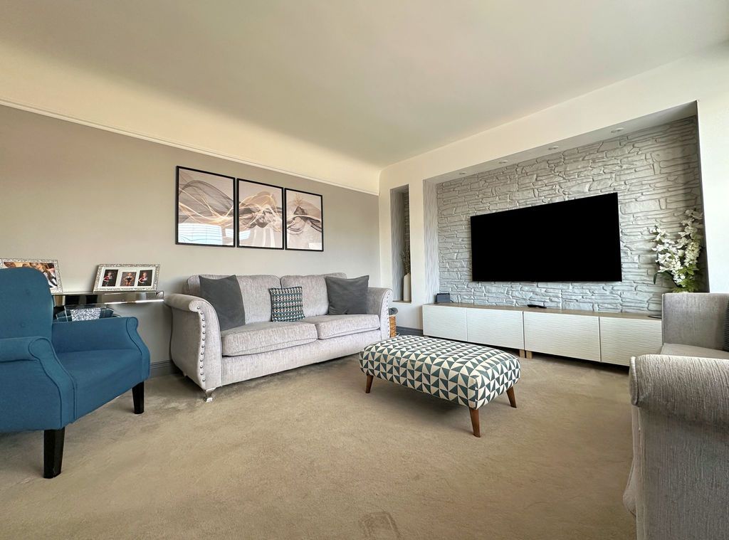 Property photo 3 of 35 Lounge