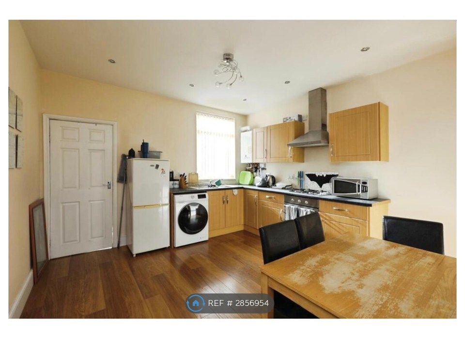 Property photo 3 of 11 Kitchen