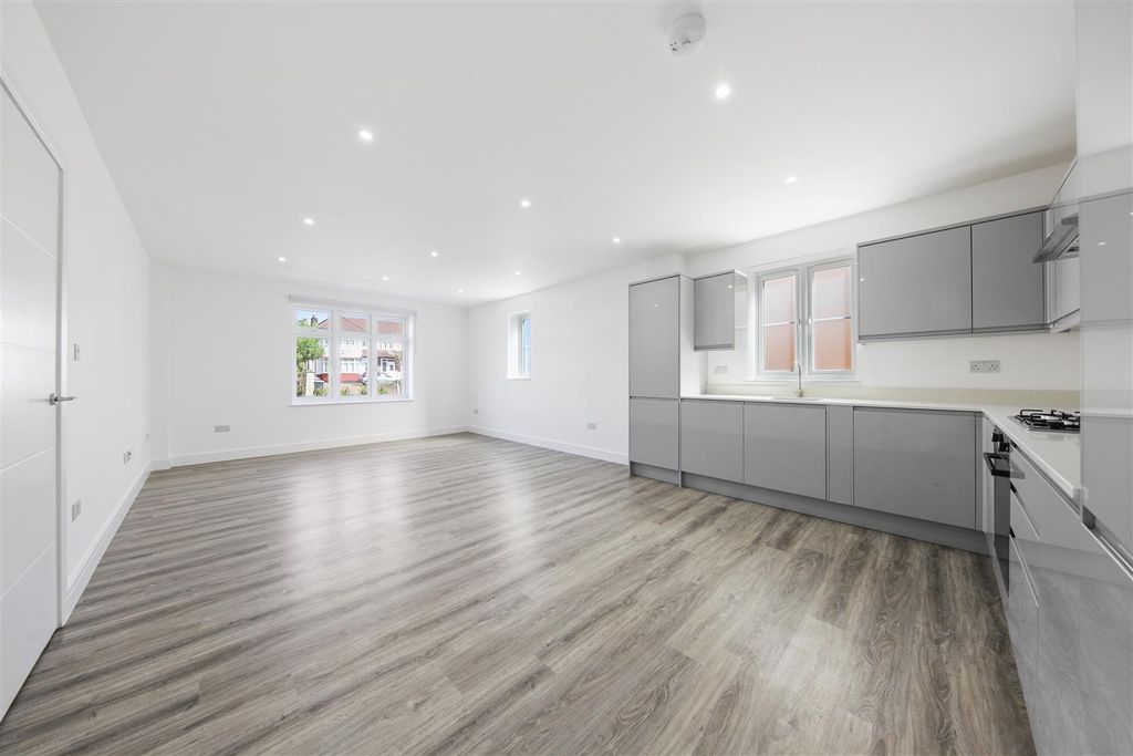 Property photo 1 of 7 Flats 1, 15-17 Tudor Gardens - 0Hjky9Ub9Jm3Gvcahm5
