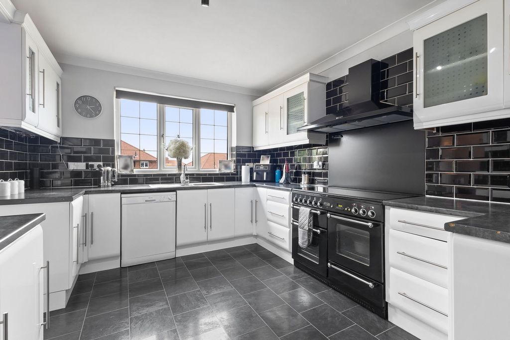Property photo 2 of 32