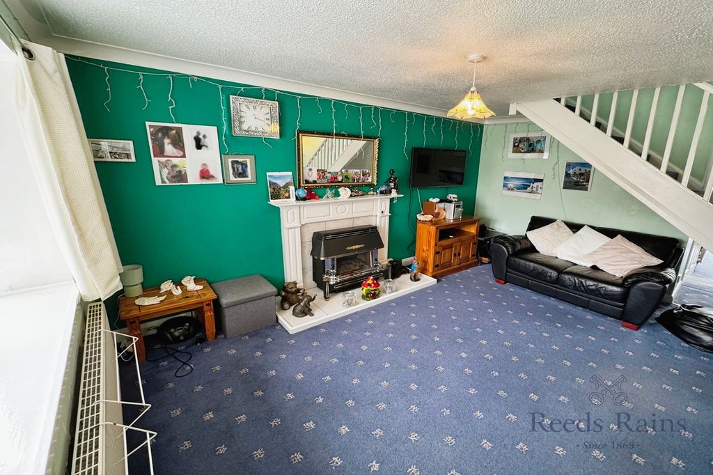 Property photo 2 of 17 Living Room
