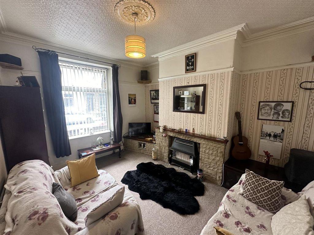 Property photo 3 of 17 Living Room