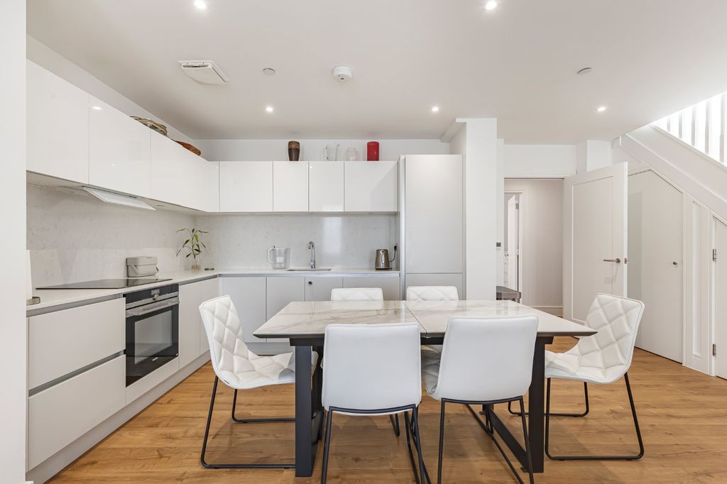 2 bed flat for saleMorshead Yard, Hampton TW12 photo 5