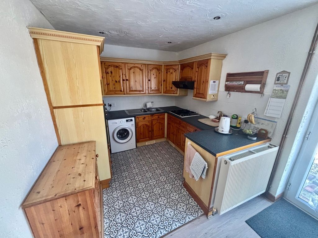 Property photo 3 of 9 Kitchen