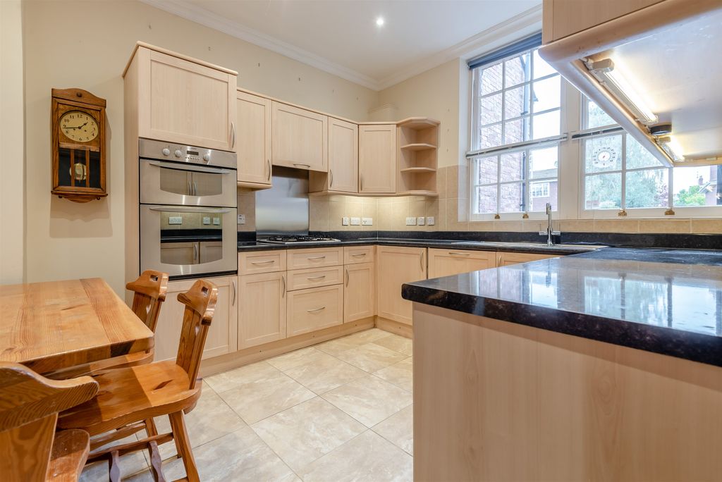 Property photo 2 of 27