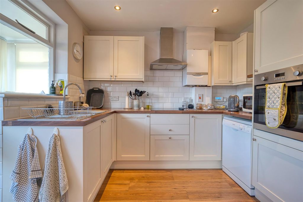 Property photo 2 of 8 Kitchen