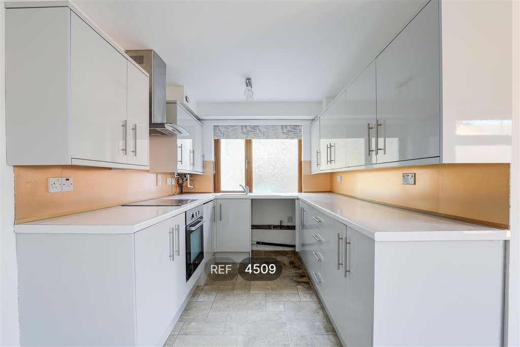 Property photo 2 of 10 Kitchen