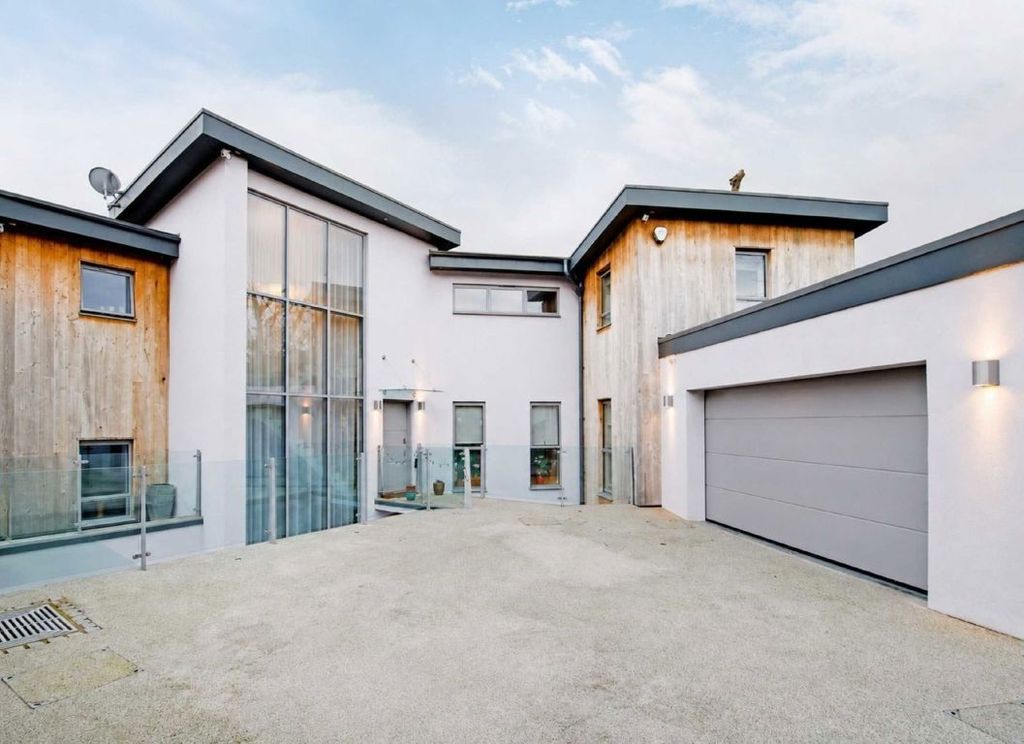 Property photo 1 of 16