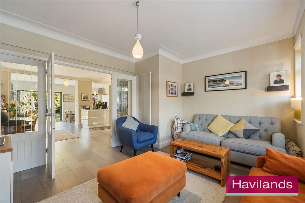 Property photo 3 of 22 _Broadfields Avenue-8.Jpg