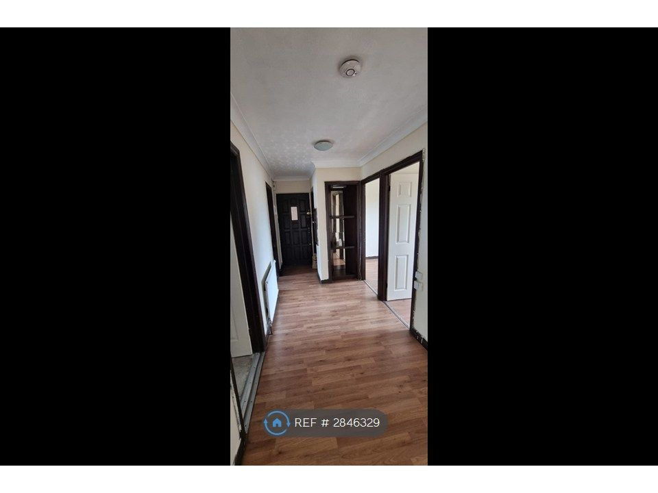 Property photo 2 of 21 Hallway