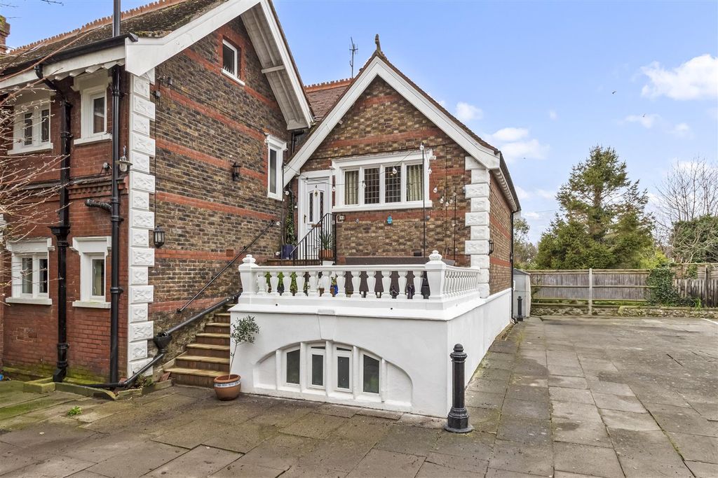 Property photo 1 of 20 4, 14 Bulkington Ave-013.Jpg