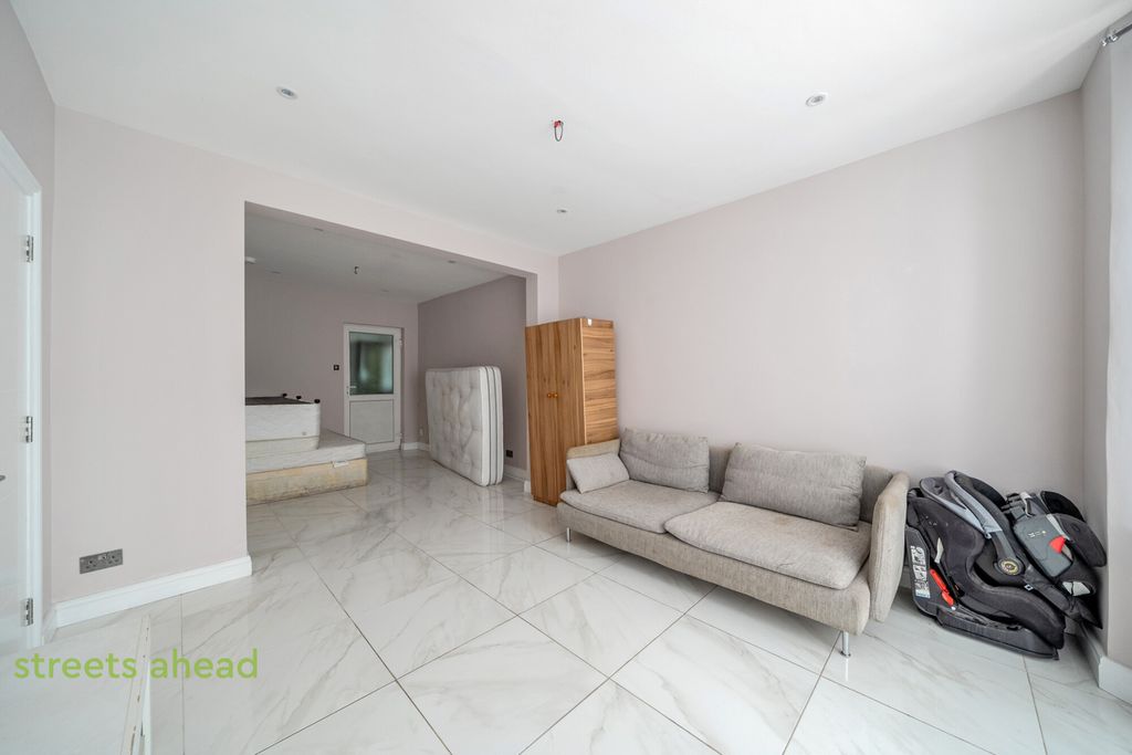 Property photo 3 of 17 c71627F3-754d-45B...