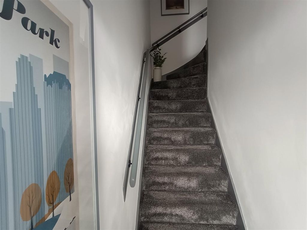 Property photo 2 of 21 Vestibule