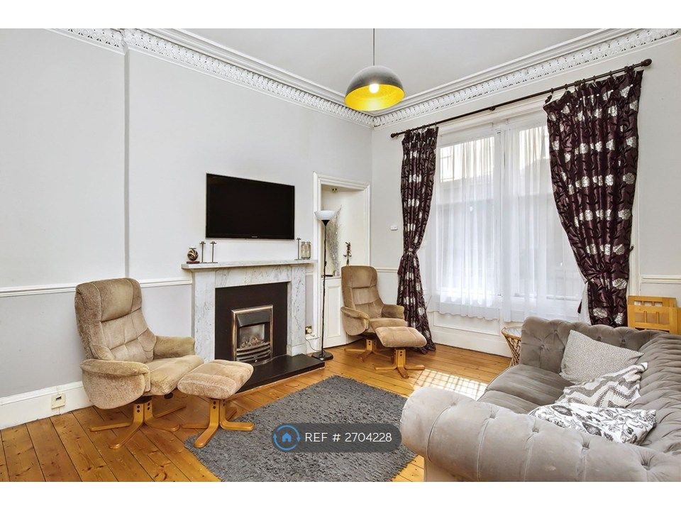 Property photo 2 of 12 Livingroom