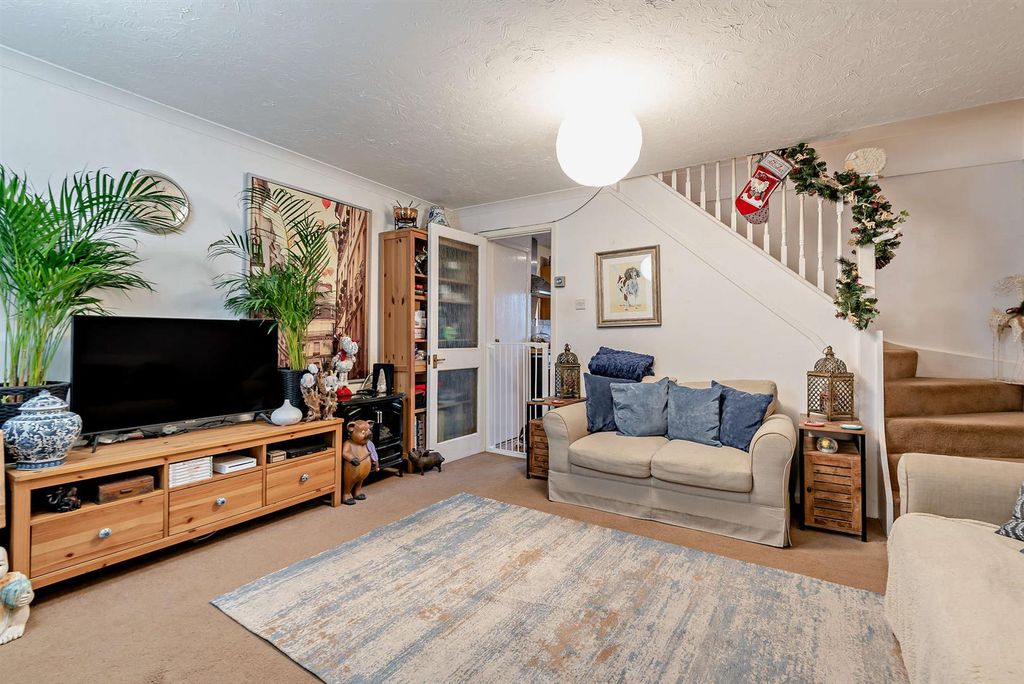 Property photo 2 of 14 8674227-Interior02-800.Jpg