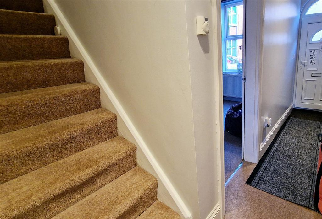 Property photo 3 of 23 Entrance Hallway