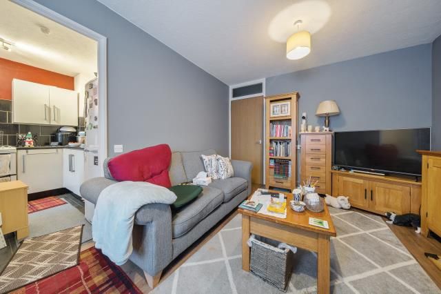 2 bed flat for saleThe Larches, Carterton OX18 photo 5
