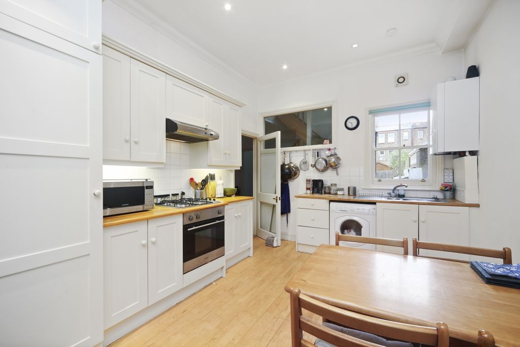 Property photo 3 of 10 .