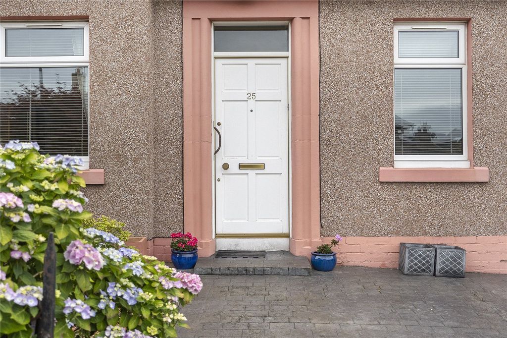 Property photo 2 of 27 Bruntstane Crescent