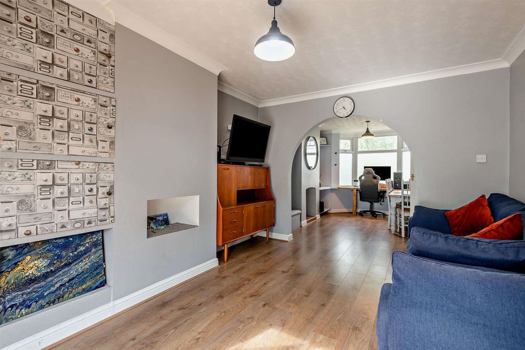 Property photo 3 of 11 8693542-Interior02-800.Jpg