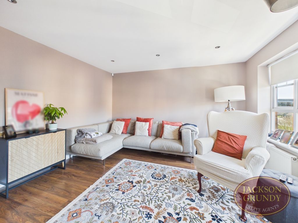 Property photo 3 of 9 Photo 8