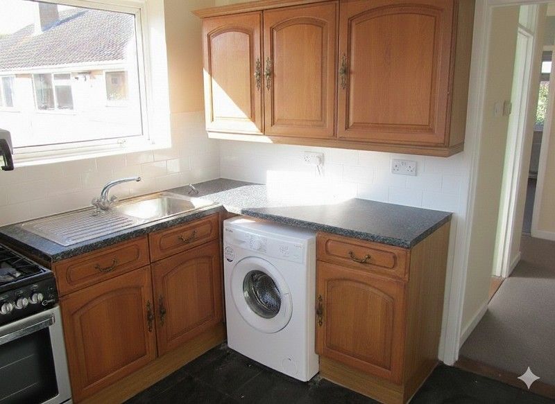 Property photo 3 of 8 Kitchen