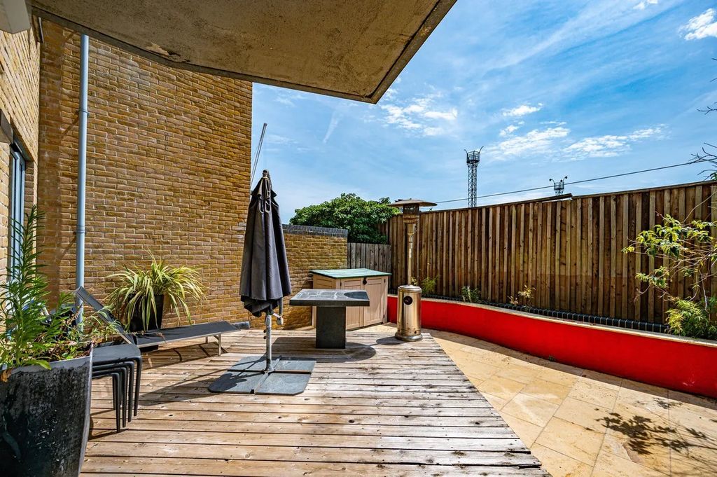 Property photo 1 of 19 Photo 16