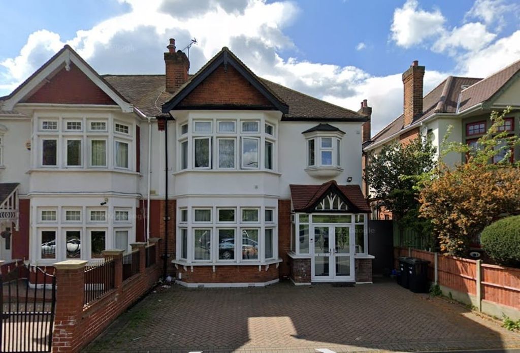 Property photo 1 of 7 First Floor Two Double Bedroom Flat Close To Gants Hill Tube Station- 1950 Pcm