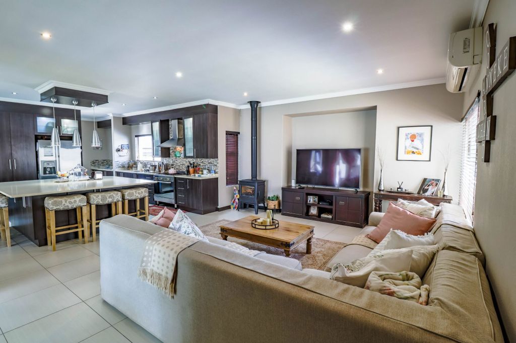 Property photo 3 of 38 Cn1729775