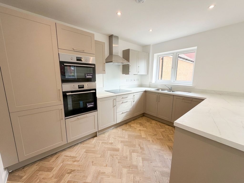 Property photo 3 of 10 Kitchen