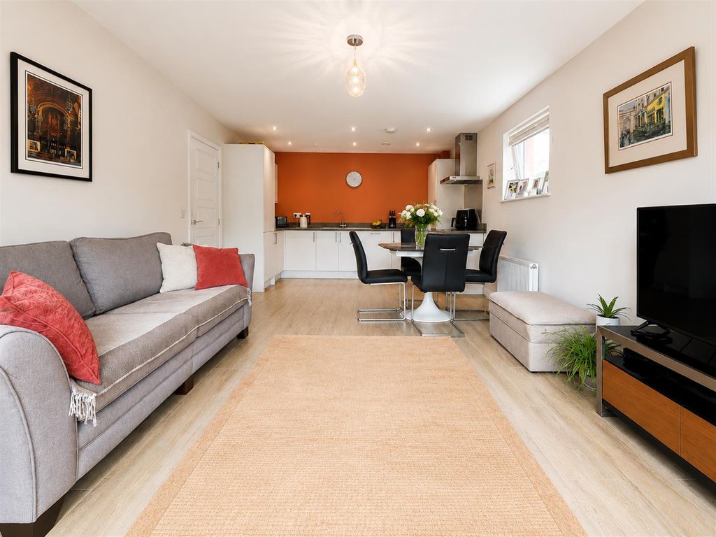 Property photo 3 of 15 Lounge
