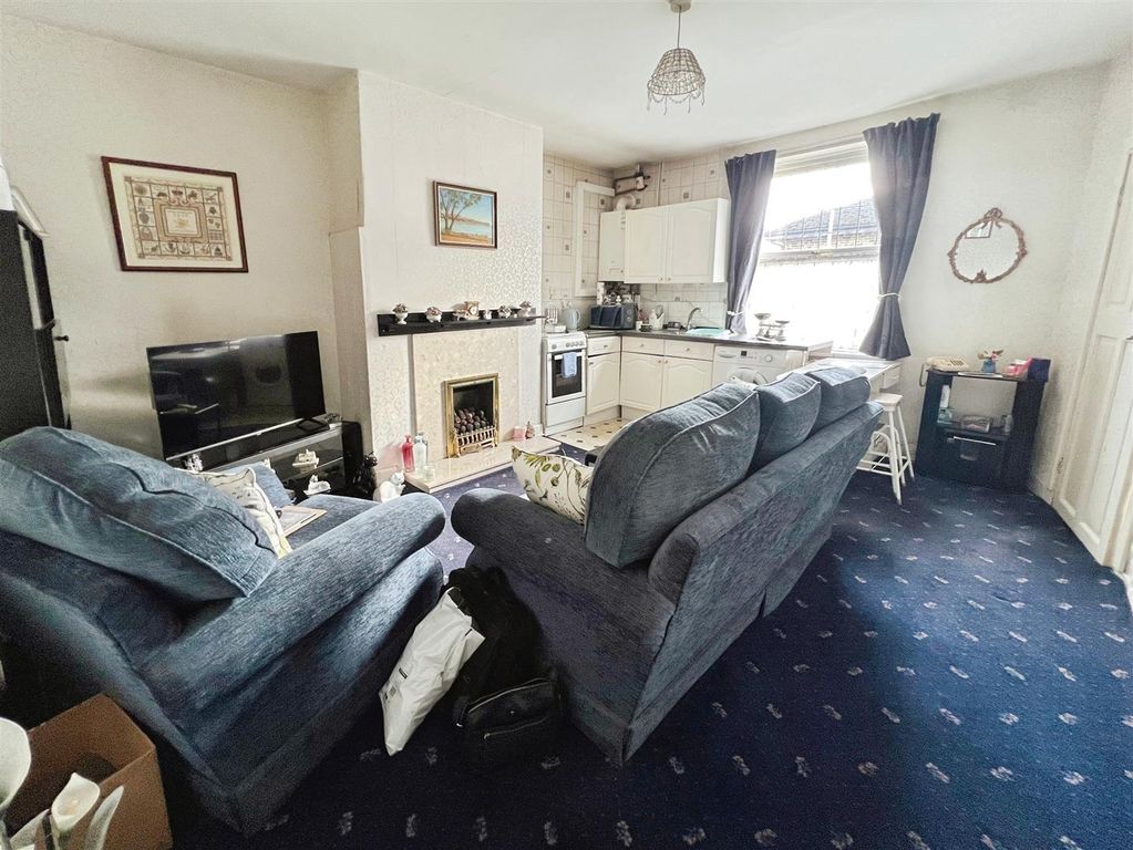 Property photo 2 of 12 Lounge/Kitchen