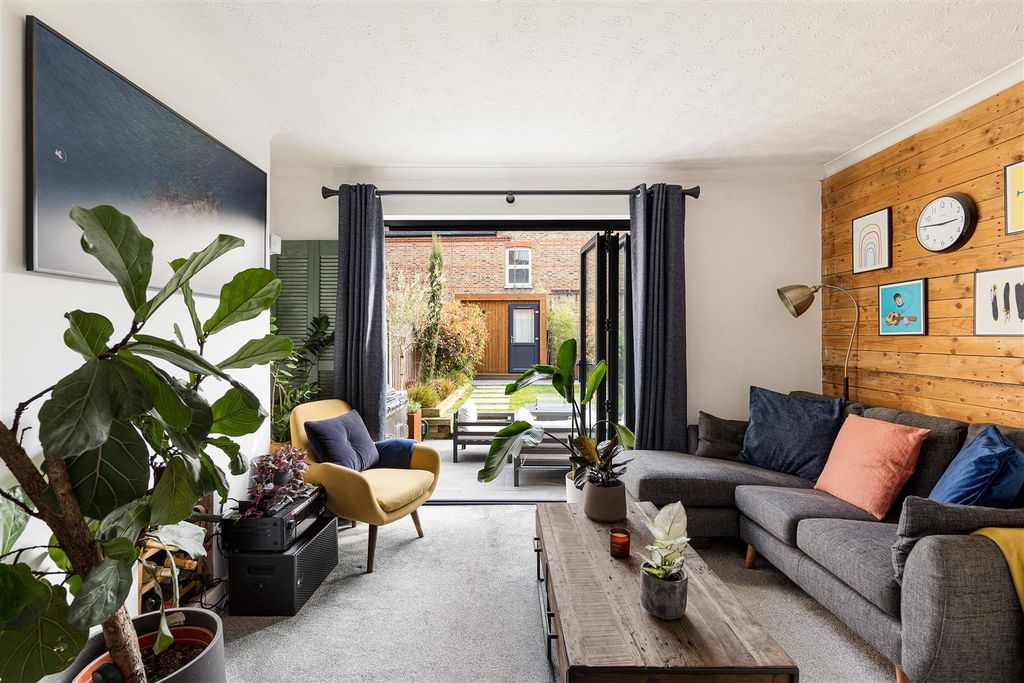 Property photo 1 of 23 Badlis Road, E17