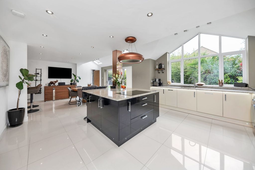 Property photo 2 of 27