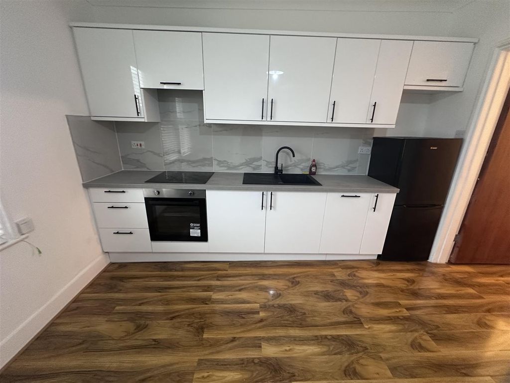 Property photo 3 of 7 Kitchen / Living Room