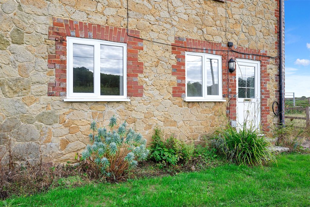 Property photo 2 of 12 Picture No. 11