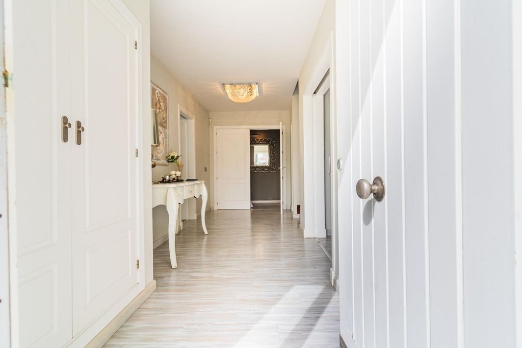 Property photo 2 of 91