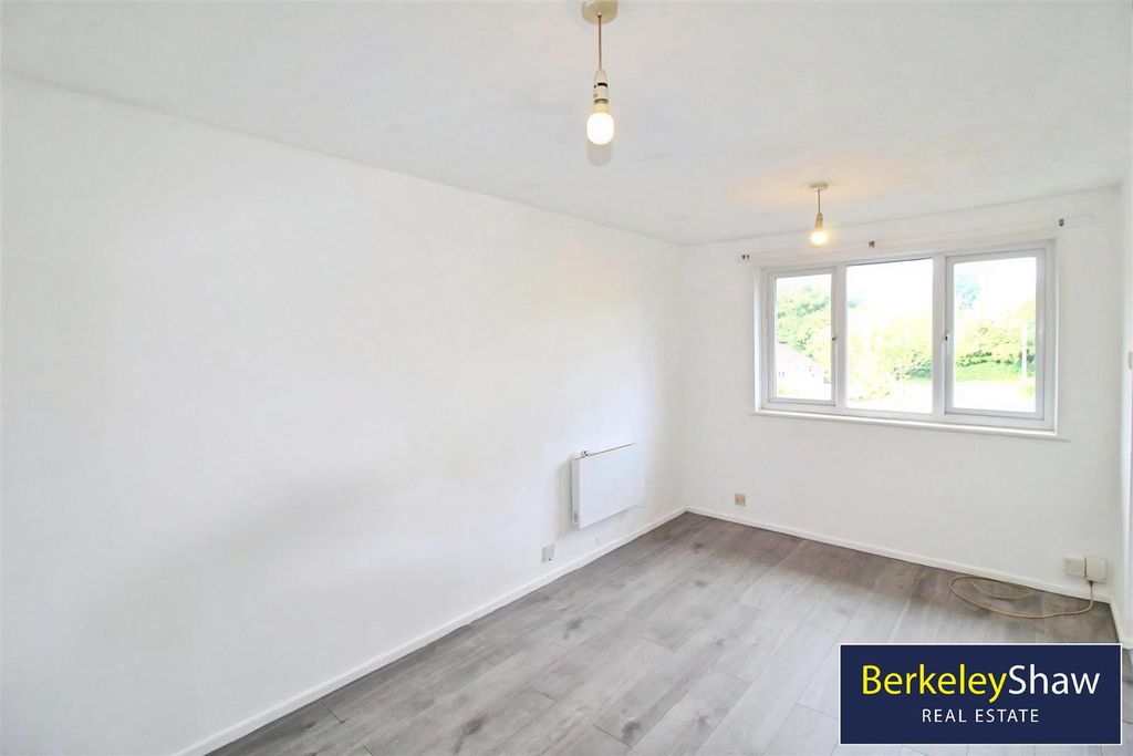 Property photo 2 of 7 Bedroom/Living Room