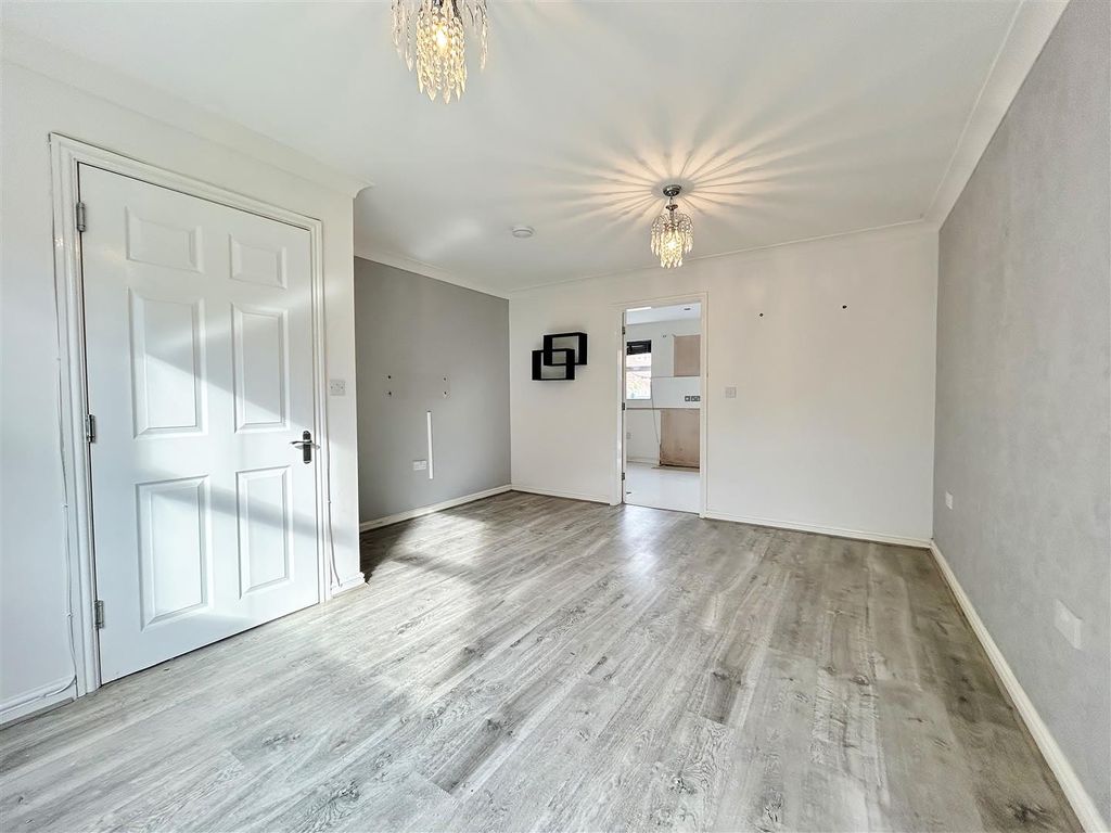 Property photo 2 of 11 Lounge