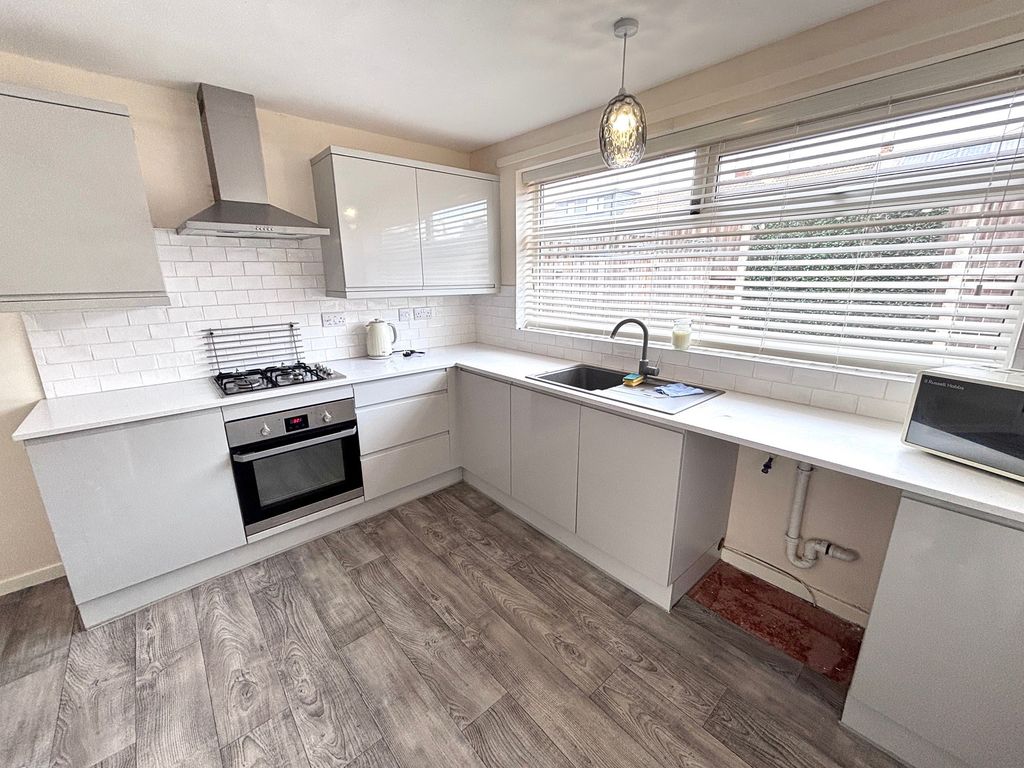 Property photo 2 of 10 Kitchen