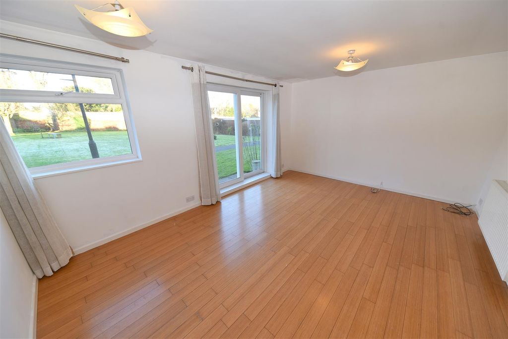 Property photo 2 of 16 Living.Jpg